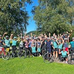 Radlergruppe auf Wiese