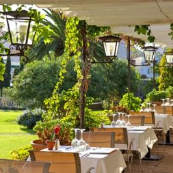Schöner Restaurant-Garten mit kleinen romantischen Tischen