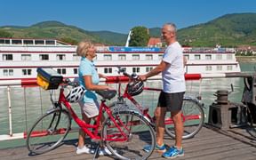 Radfahrer auf der Fähre in Weißenkirchen