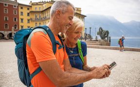 Wanderer in Riva am Gardasee mit App