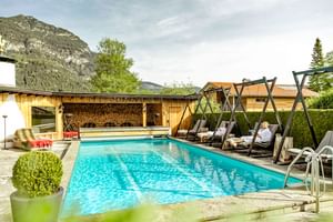 Spa outdoor area - outdoor pool with suspended loungers
