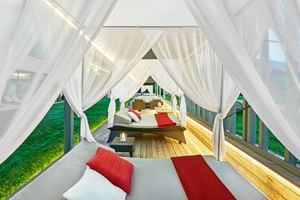 Garden loungers with a view of the lake