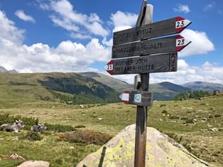 Wegweiser entlang der Rundwanderung Mölten