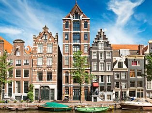 Grachten mit Häuserfront in Amsterdam