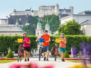 Cycle break in the Mirabell Gardens in Salzburg
