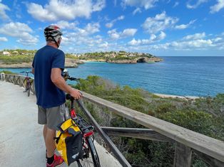Cyclist with sea view in Porto Cristo