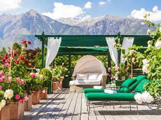 Terrasse mit Liegestühle des Hotel Pienzenau
