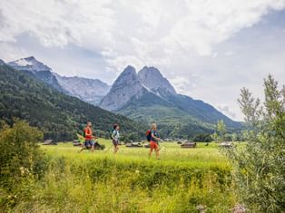 Wanderer mit wunderschöner Bergkulisse in Garmisch