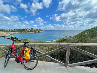 Radstopp an einer Brück auf Mallorca mit Meeresblick