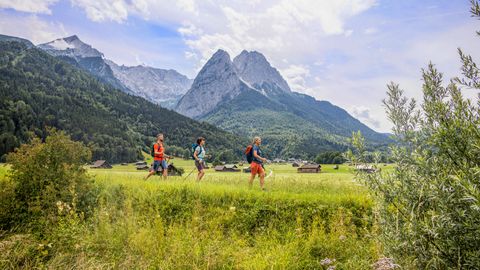Wanderer bei Garmisch mit Gebirge im Hintergrund